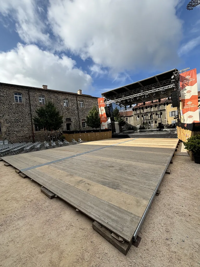 Location d'un plancher pour une piste de danse au festival du Monastier sur Gazeille près du Puy en Velay