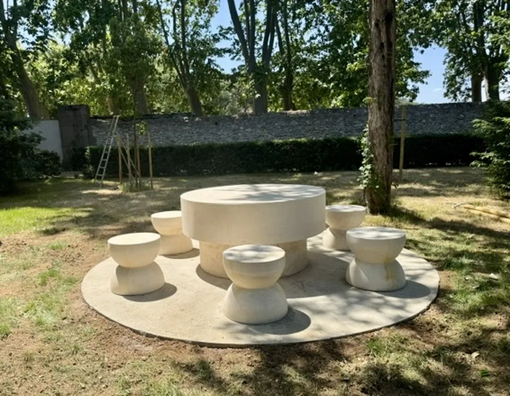Tailleur de pierre FRANCEPIERRE dans son atelier de fabrication de dallages, margelles, pavés et réalisations sur mesure en pierre naturelle entre Montpellier et Perpignan.
