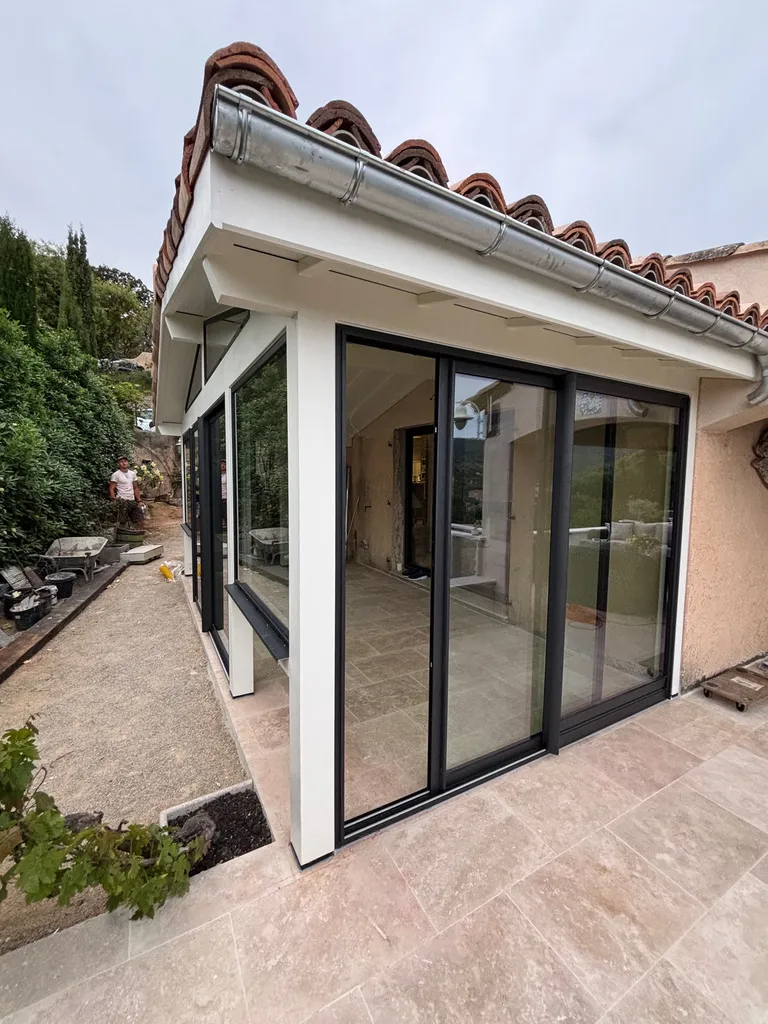 Réalisation et installation d’une véranda Alizé en aluminium avec toiture plate à La Crau (Var)