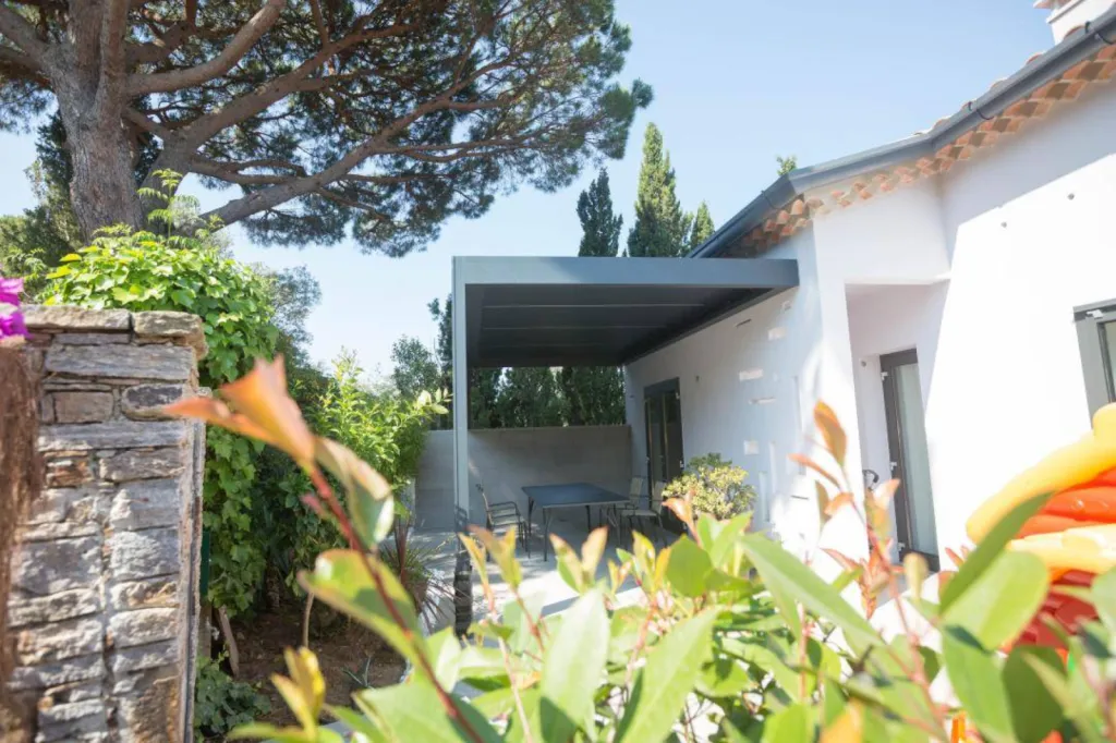 pergola bioclimatique adossee mur toile micro perforee rossi pelissanne salon de provence 13