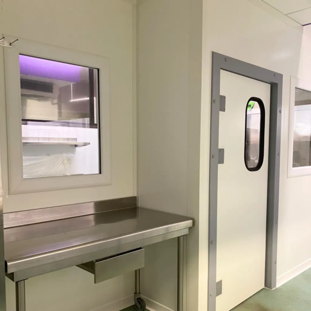 chambre froide d'une cuisine professionnelle porte professionnelle châssis vitrés 