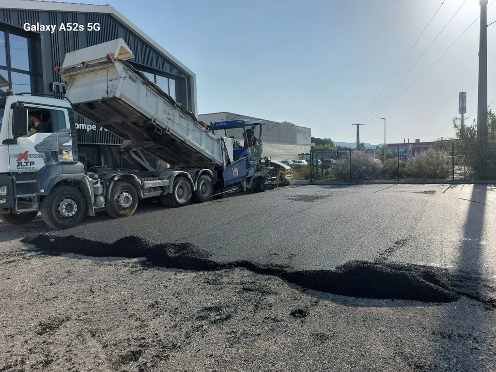 application d'enrobé de bitume noir sur un bâtiment commercial à  Salon de Provence dans les Bouches-du-Rhône. 