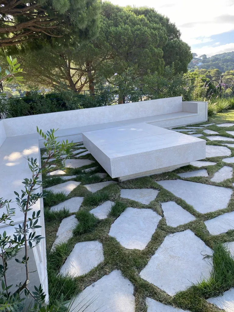 Braséro, banquettes et escalier en Botticcino au Cannet