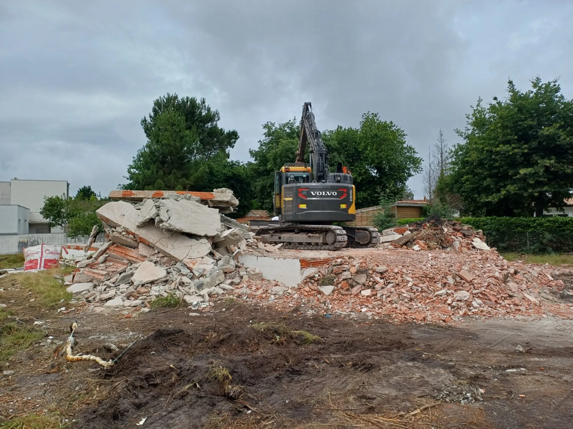 Chargement de gravats et débris de démolition dans un conteneur pour évacuation vers un centre de tri