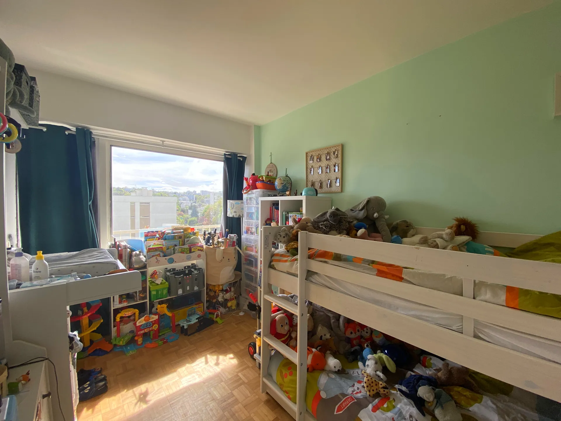 Le Pecq à vendre un appartement de 5 pièces en étage élévé avec ascenseur, situé dans une résidence avec un couple de gardien