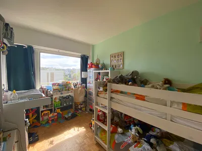 Le Pecq à vendre un appartement de 5 pièces en étage élévé avec ascenseur, situé dans une résidence avec un couple de gardien