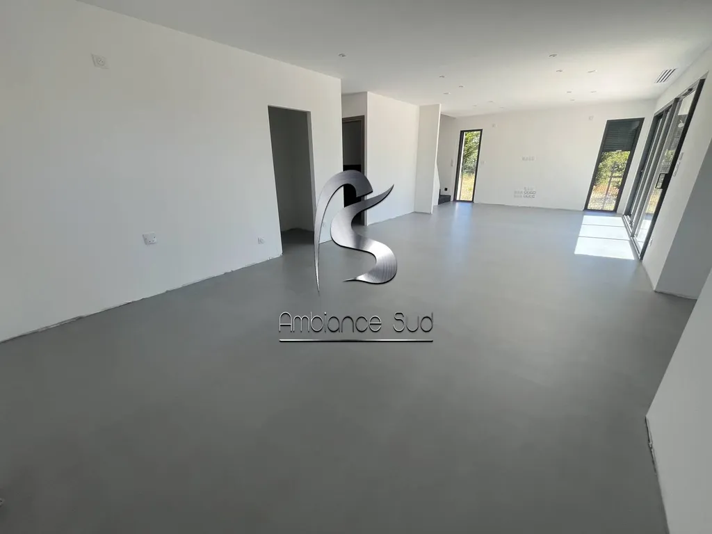 Comment moderniser et transformer votre sol intérieur grâce à notre résine minérale effet béton ciré à Nice près de Cagnes-sur-Mer ?