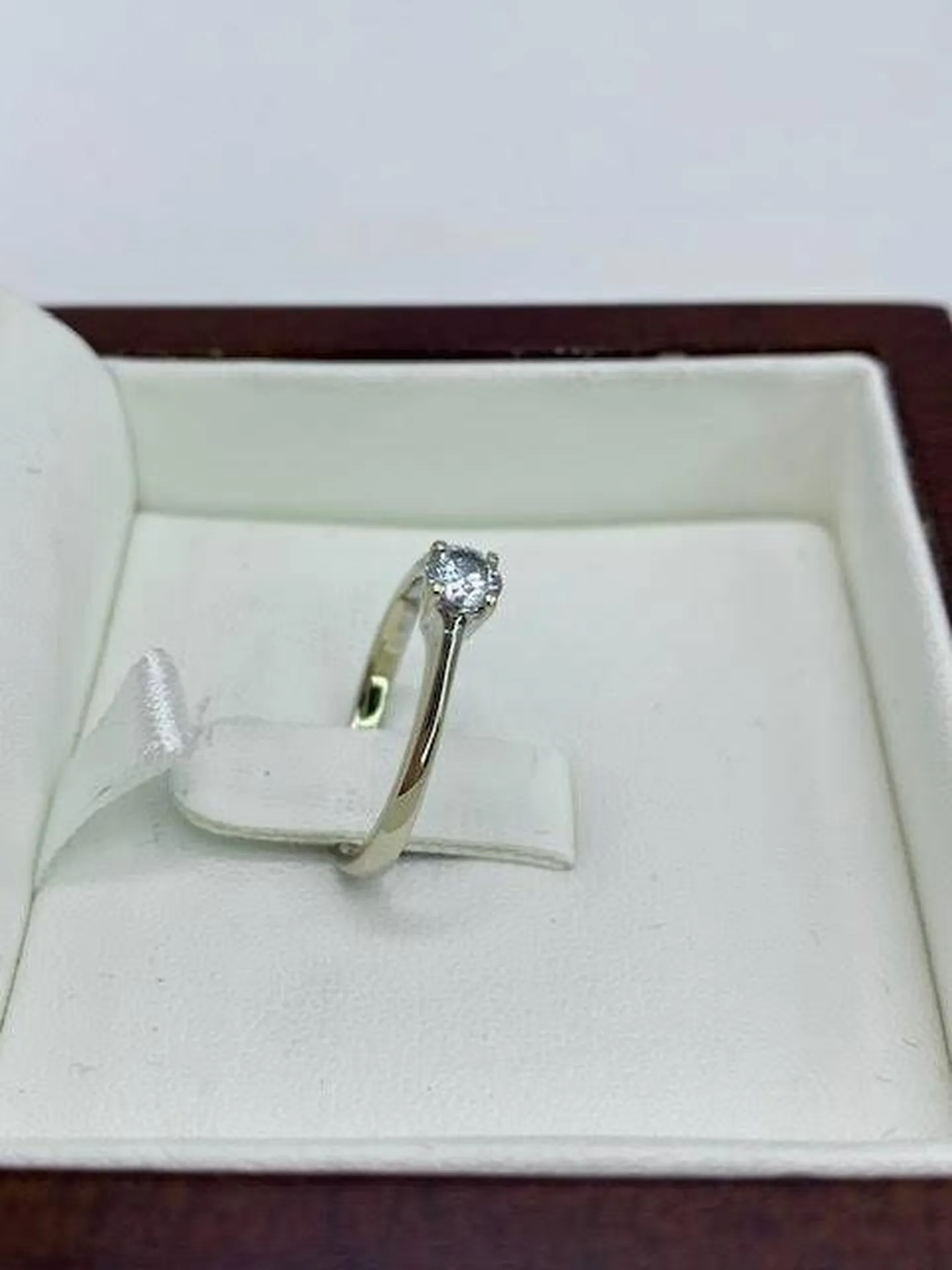 Amour Scintillant: Découvrez la Bague Solitaire avec Diamant chez Or Ligne à  La Teste à côté d'Arcachon