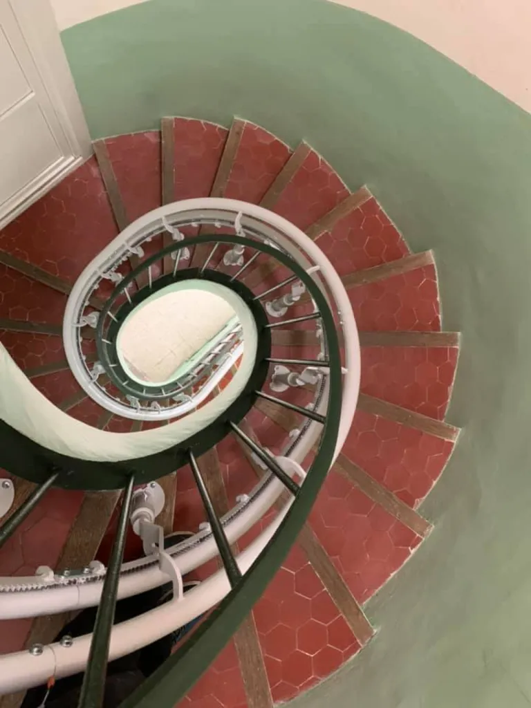 Ceci n'est pas un escargot ! mais un fauteuil monte-escaliers OTOLIFT TWO dans une maison de ville à Gardanne près d'Aix en Provence