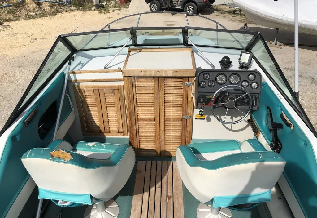 Bateau à moteur avec remorque en vente d'occasion à Bandol