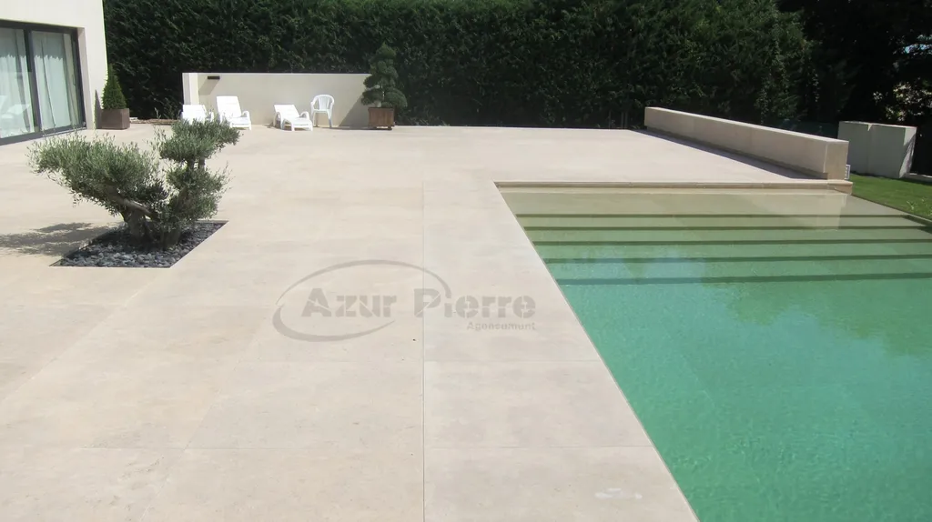 terrasse en pierre naturelle beige 