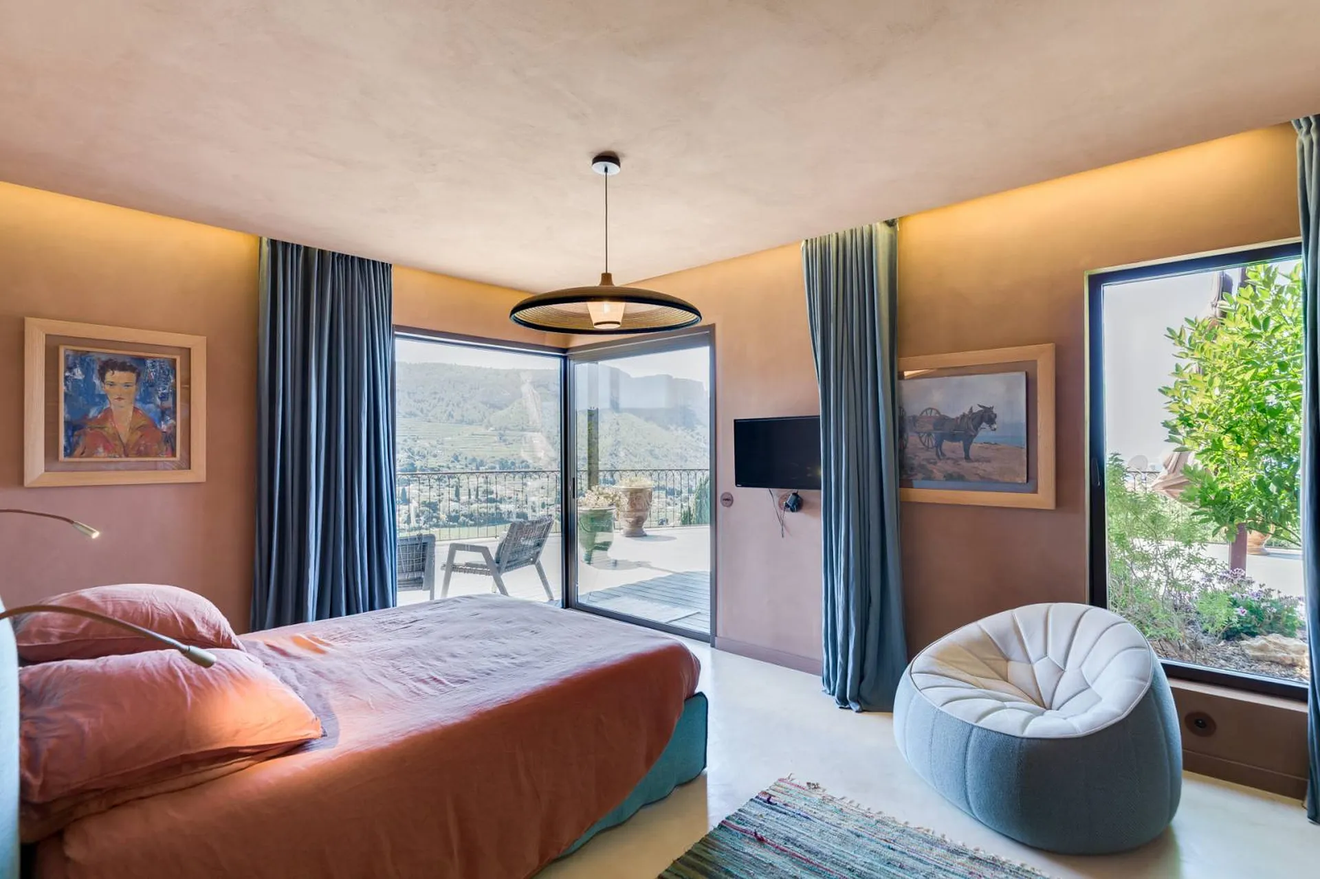 Maison moderne Cassis  nichée à l'abri des regards bénéficiant d'un panorama exceptionnel sur la baie