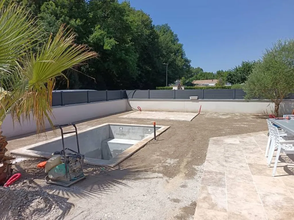 Construction en cours  d'une piscine traditionnelle près d'Ambarès et Lagrave