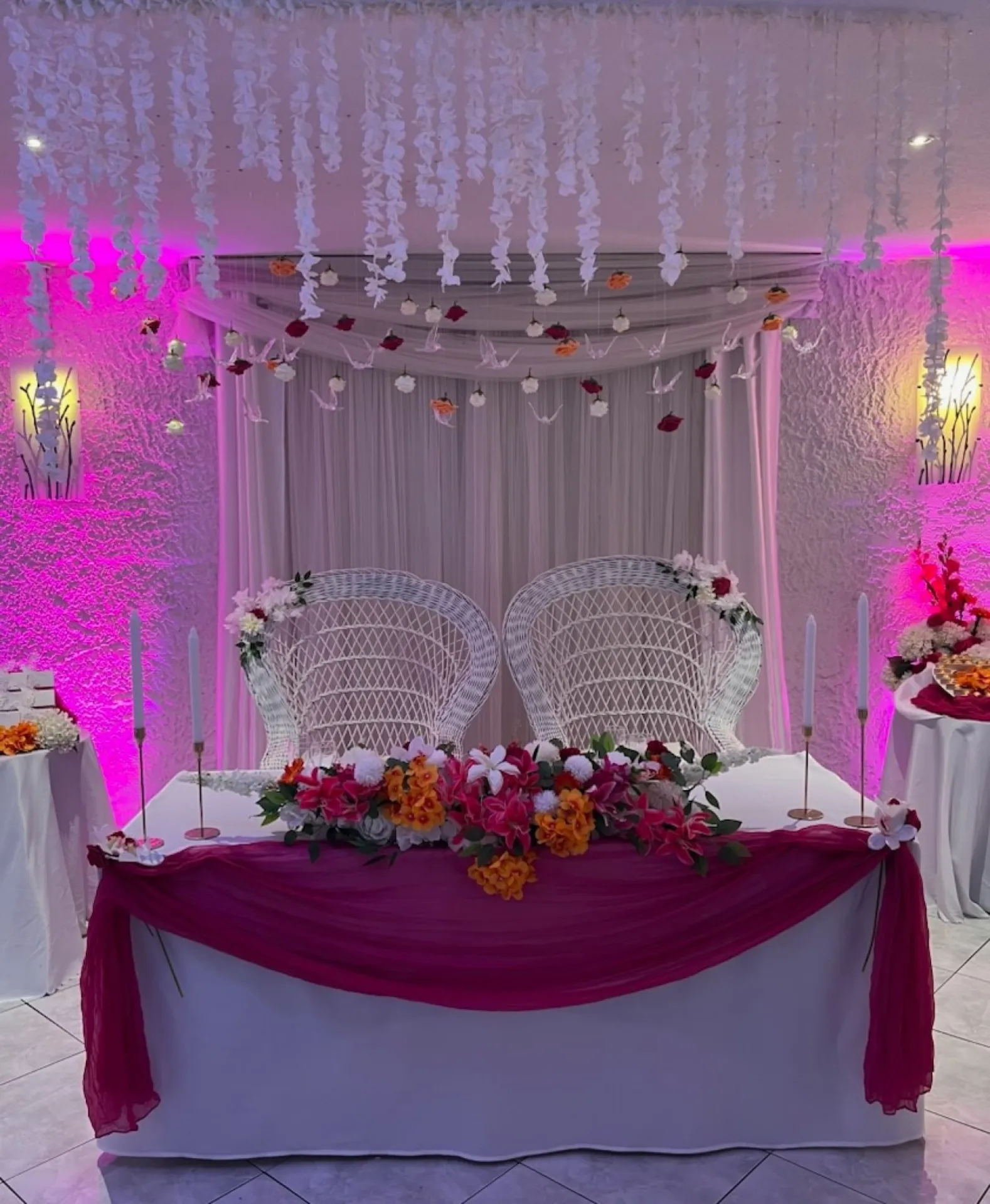 table d'honneur mariage thème fleuri orange rose blanc Aix en Provence