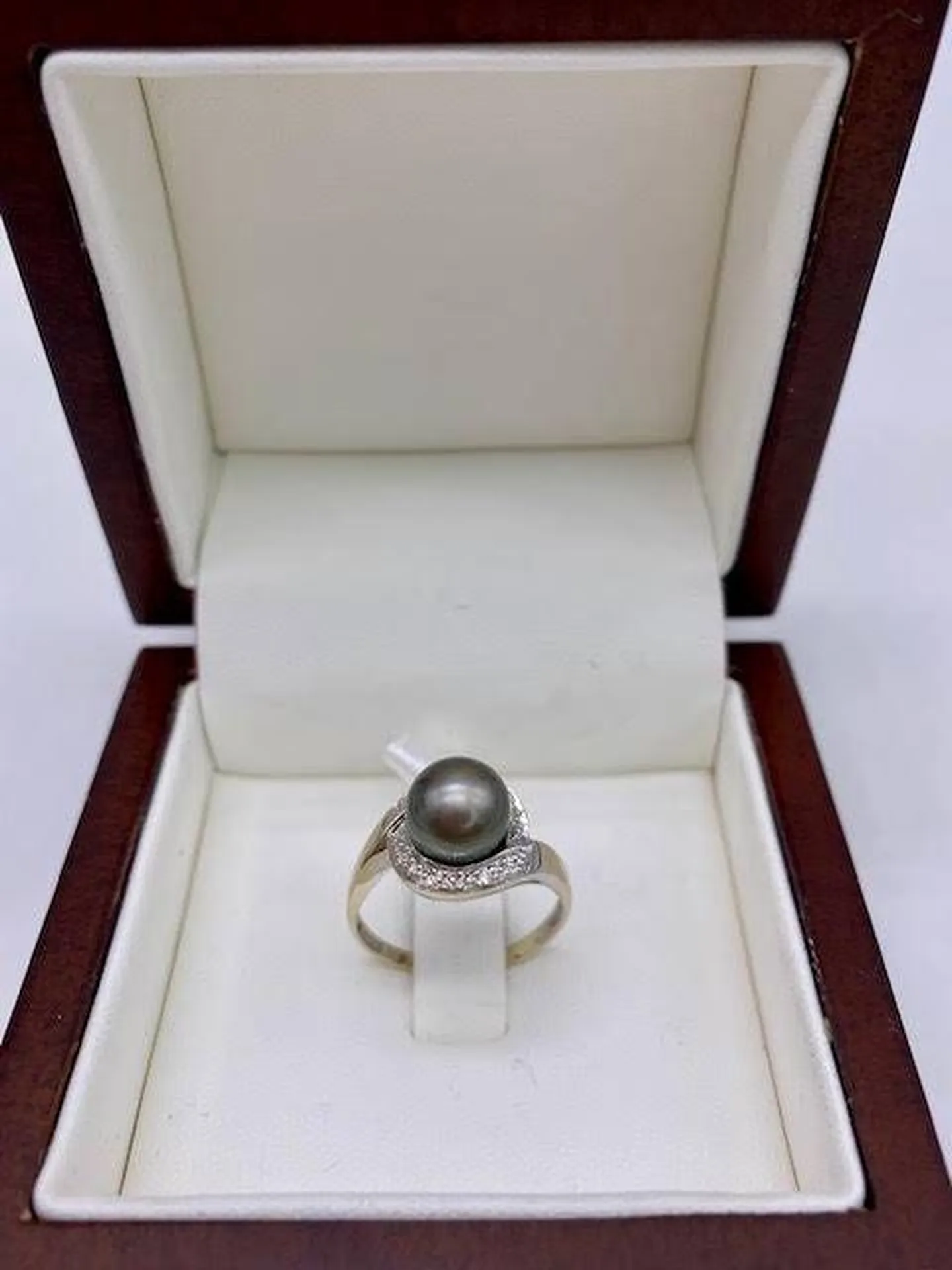 Sophistication Nacrée : Découvrez la Bague Perle de Tahiti chez Or Ligne sur le Bassin d'Arcachon