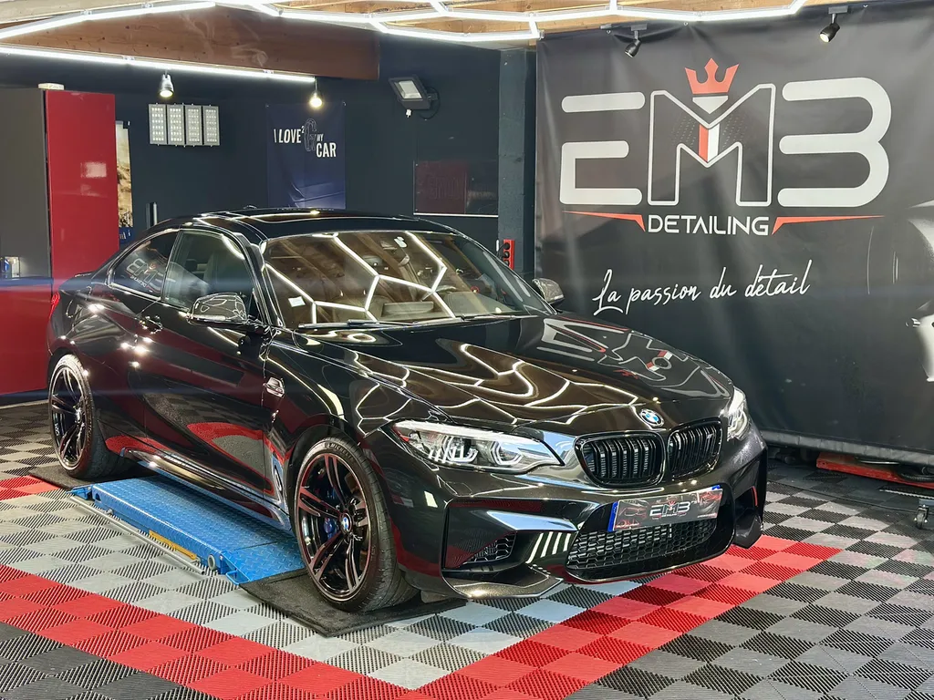 Detailing auto lyon spécialiste du traitement céramique et de la protection carrosserie sur BMW M2 voiture sportive