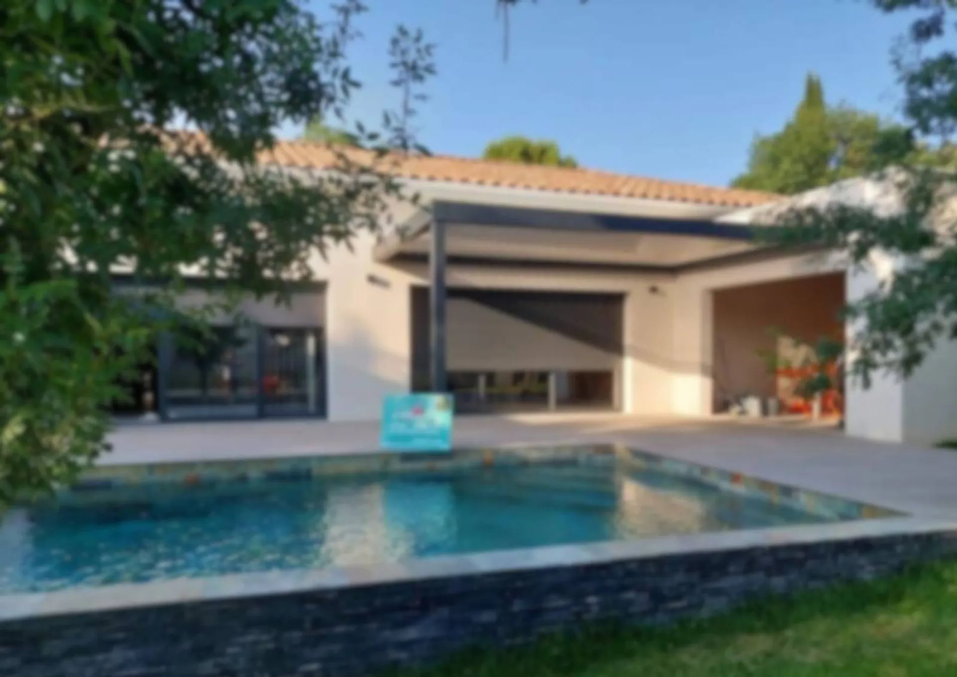 Pose et installation de Pergolas Bioclimatiques sur mesure avec toute option dans le Gard et l'Hérault