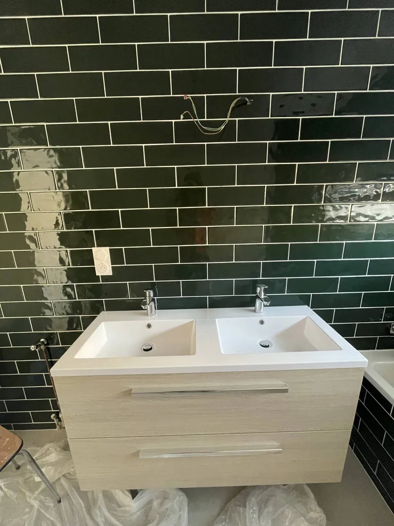 Meuble double vasque très actuel, simple et efficace pour cette rénovation complète de salle de bain d'appartement à Lyon  