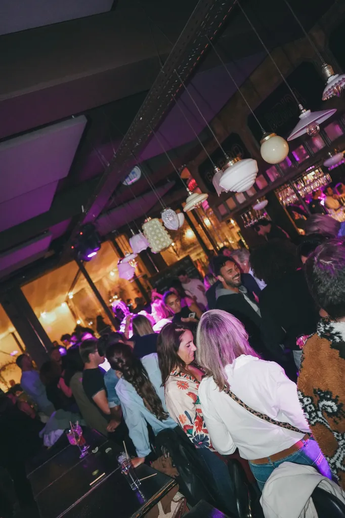 Prestation DJ à Toulouse pour soirée d’entreprise ou événement spécial avec mix live, lumière et location matériels