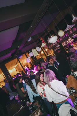 Prestation DJ à Toulouse pour soirée d’entreprise ou événement spécial avec mix live, lumière et location matériels