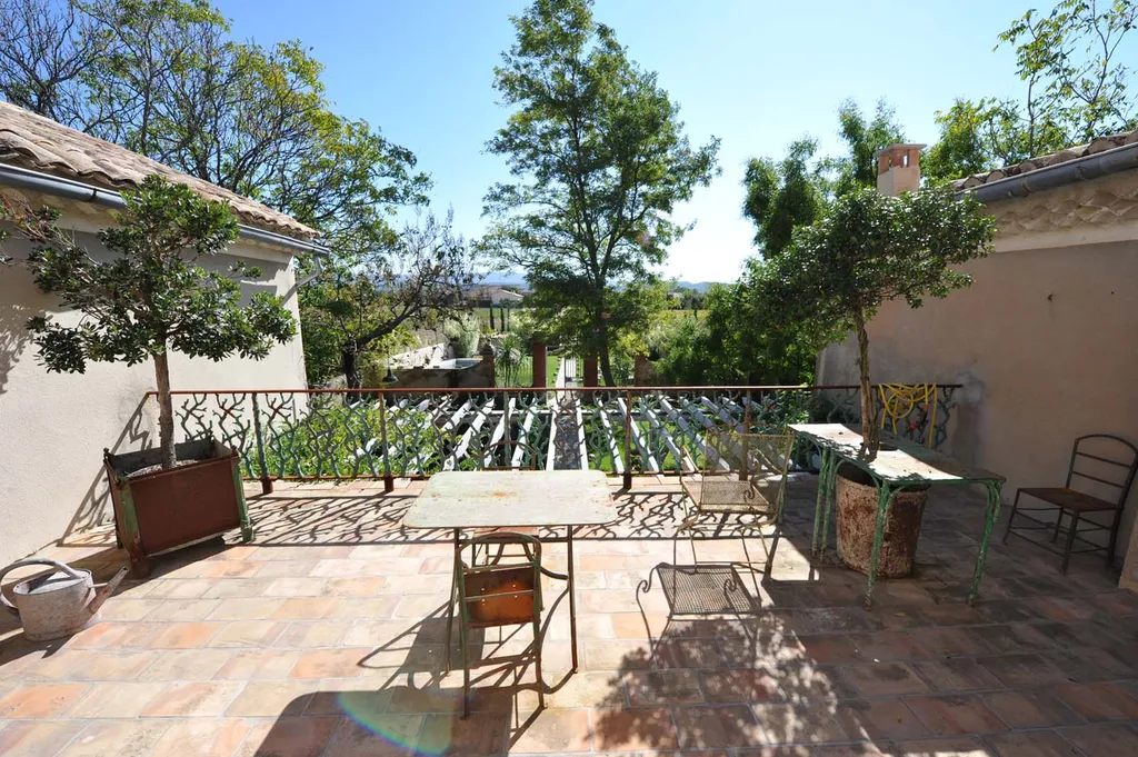 Proche Mont Ventoux,  ancienne propriété viticole à vendre avec dépendances  