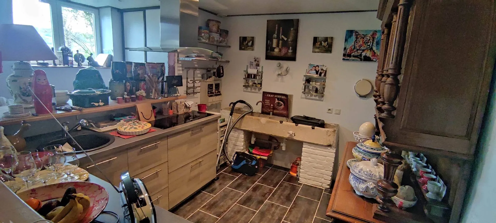 A vendre, maison atypique de 276 m² habitables, idéalement située à 5 minutes d'Orbec 14290, 15 minutes de Lisieux 14100 et de sa gare SNCF, et à 45 minutes des plages normandes.