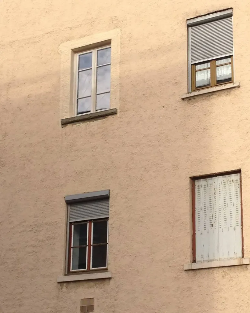 Ouverture réalisée dans un mur porteur avec pose de fenêtre à Lyon Croix-Rousse pour optimiser l’espace et la lumière