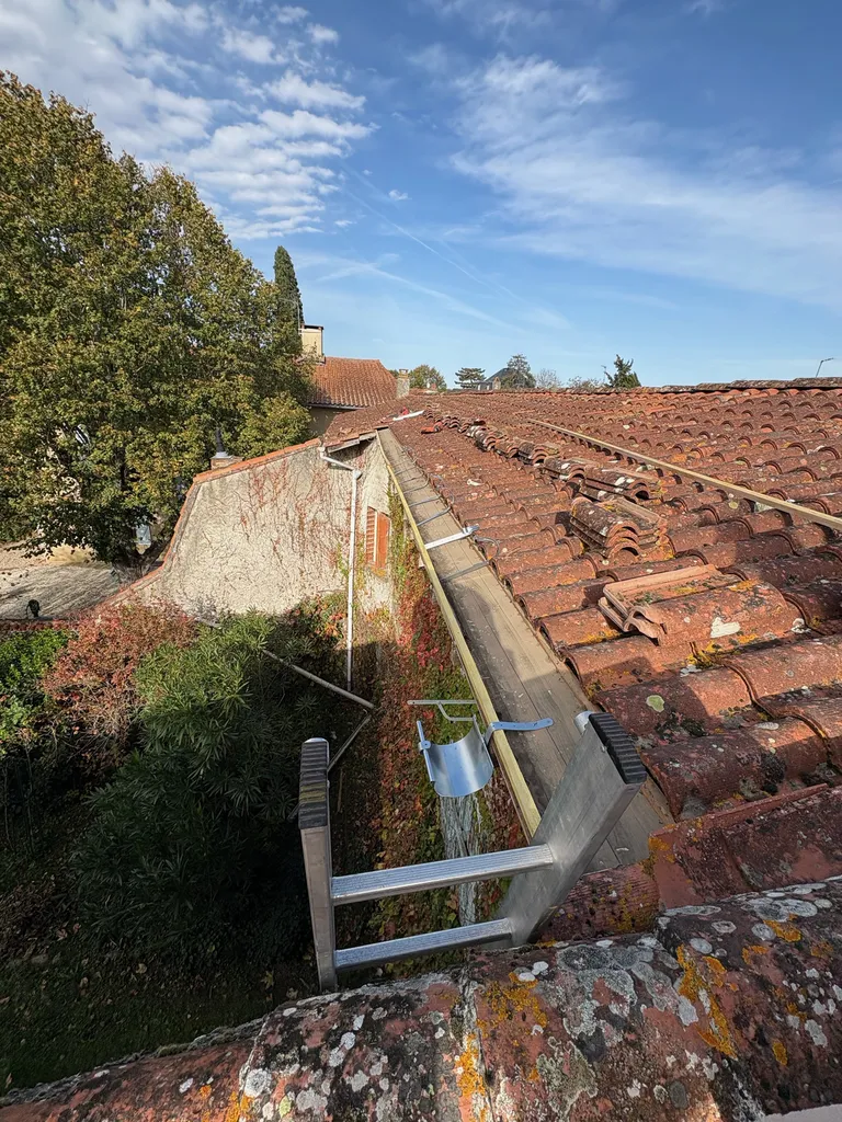 Mise en œuvre de gouttières en zinc pour l’évacuation des eaux pluviales à Lavaur