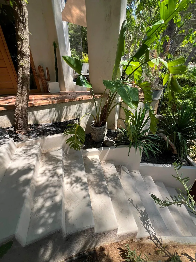 Aménagement d’une entrée de maison en restanque : escalier maçonné et végétaux méditerranéens