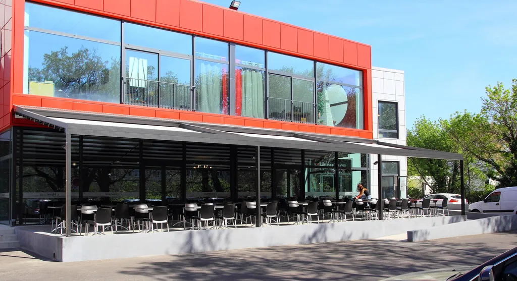 Pose d'une pergola à toile rétractable pour terrasse (13)