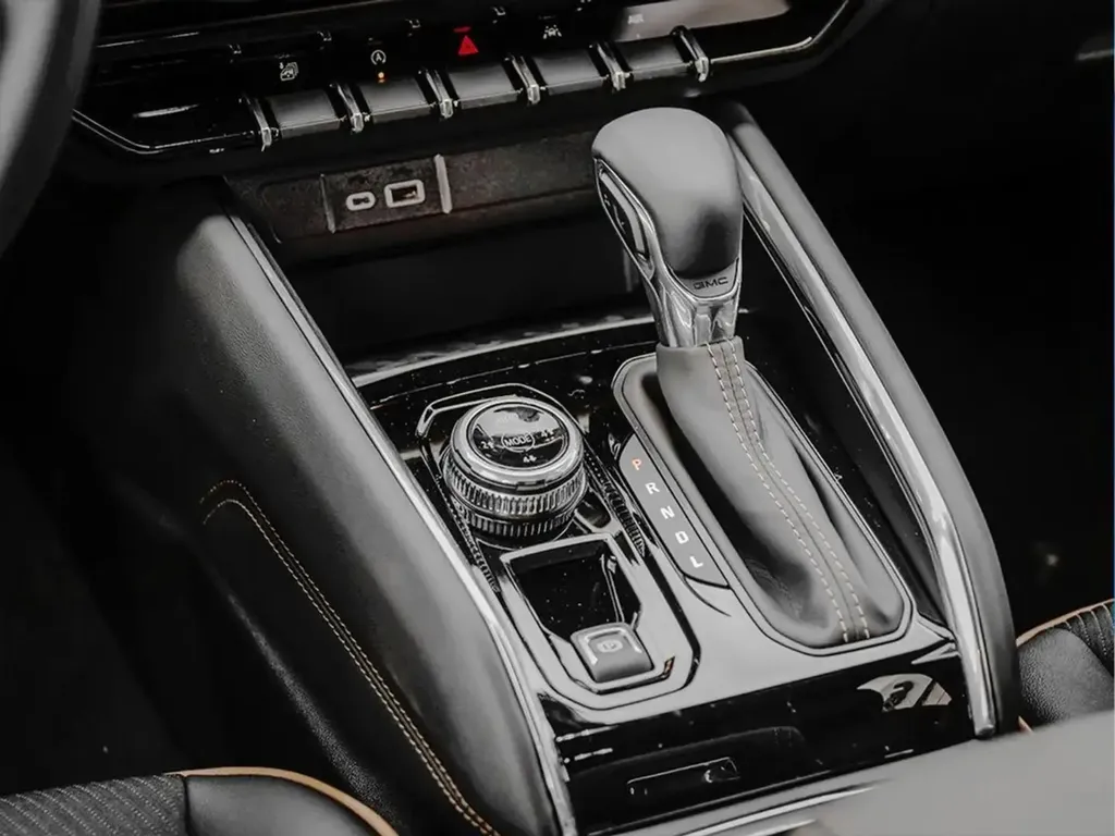 Console centrale GMC Canyon AT4 2026 : boîte automatique et commandes 4x4
