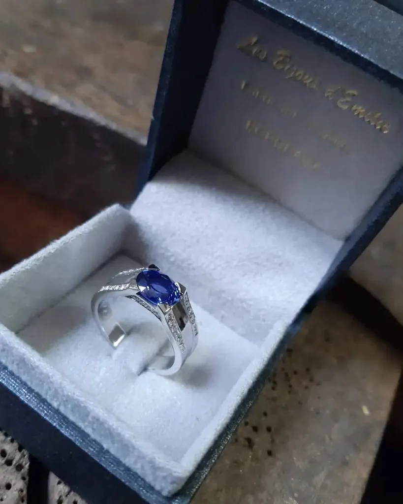 Bague or gris, saphir de Ceylan et diamants atelier les bijoux d'emilie bordeaux