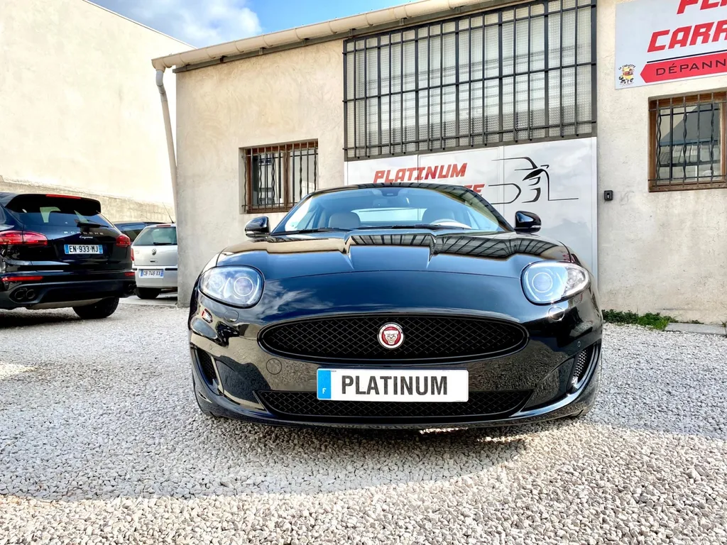 Lustrage de la carrosserie professionnel sur cette magnifique Jaguar XK par Platinum Carrosserie Carnoux