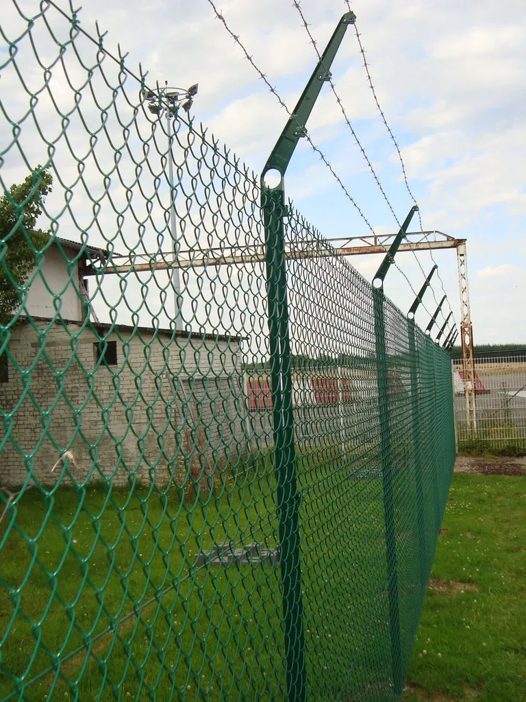 Installation de Clôtures sécurité périmétriques, Panneaux rigides avec fils barbelés et Treillis soudés au Havre et sa région ou agglomération en Seine-Maritime 76