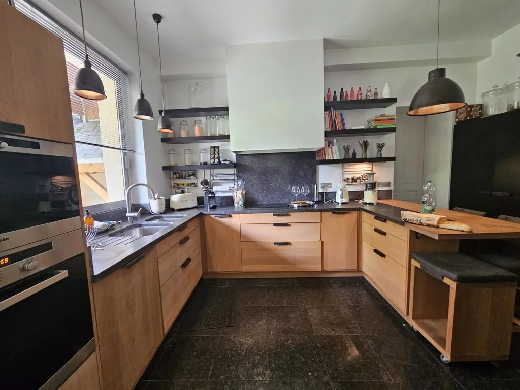 Parquet et cheminées en marbre dans cette hôtel particulier à vendre au mans