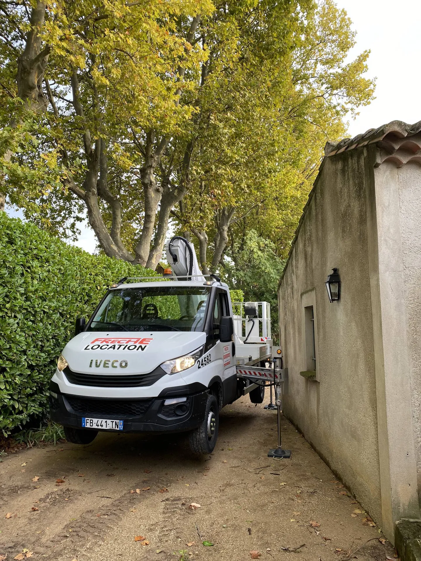 Entreprise d'élagage Carré Vert pour les communes des Alpilles, offrant des services professionnels d'entretien d'arbres et d'espaces verts, garantissant sécurité et qualité