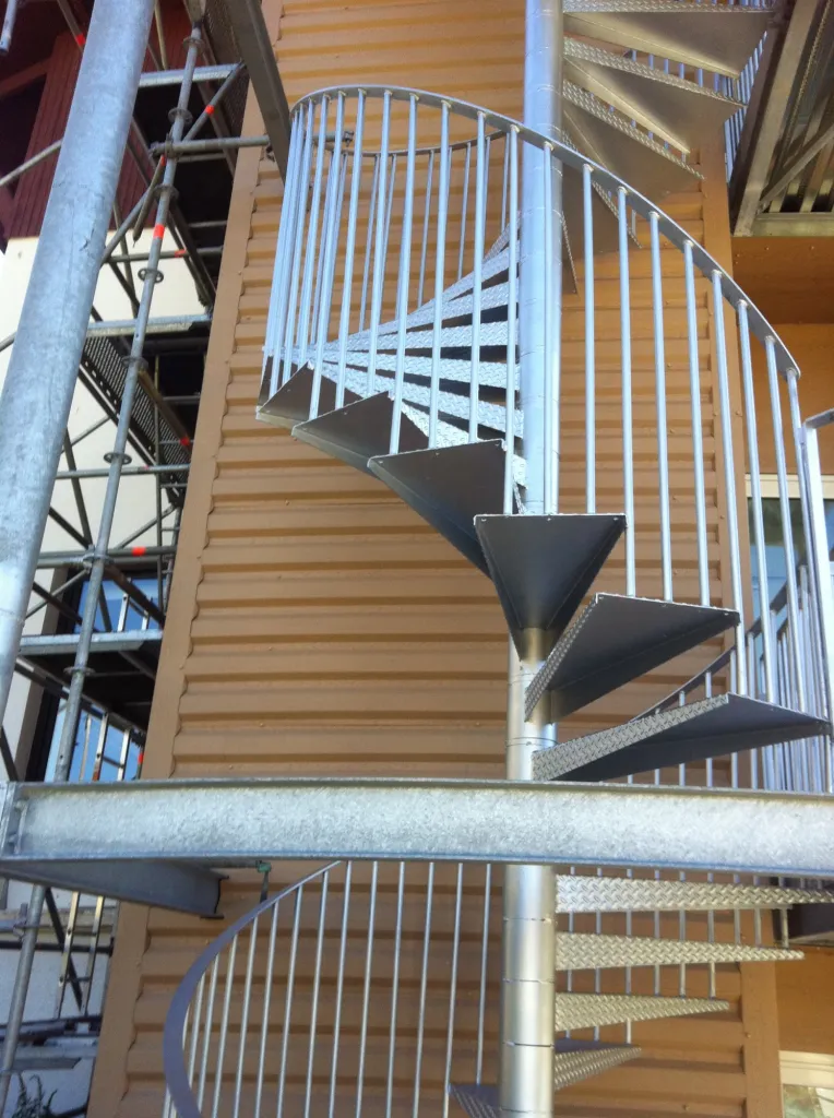FABRICATION ET MISE EN PLACE ESCALIER METALLIQUE EN COLIMACON A MARTIGUES PACA