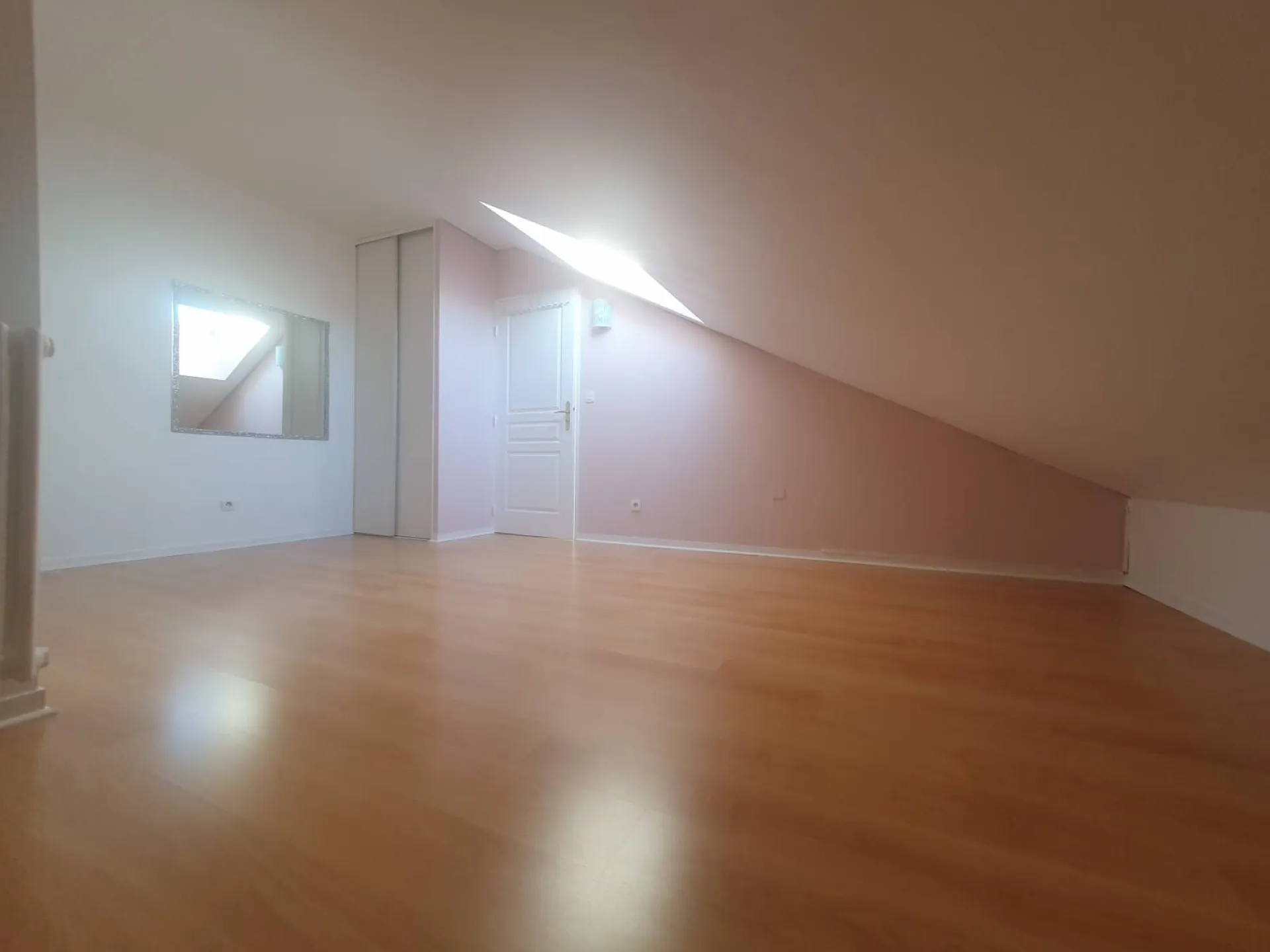 Location duplex 3 chambres dernier étage avec ascenseur, balcon et garage à Bron