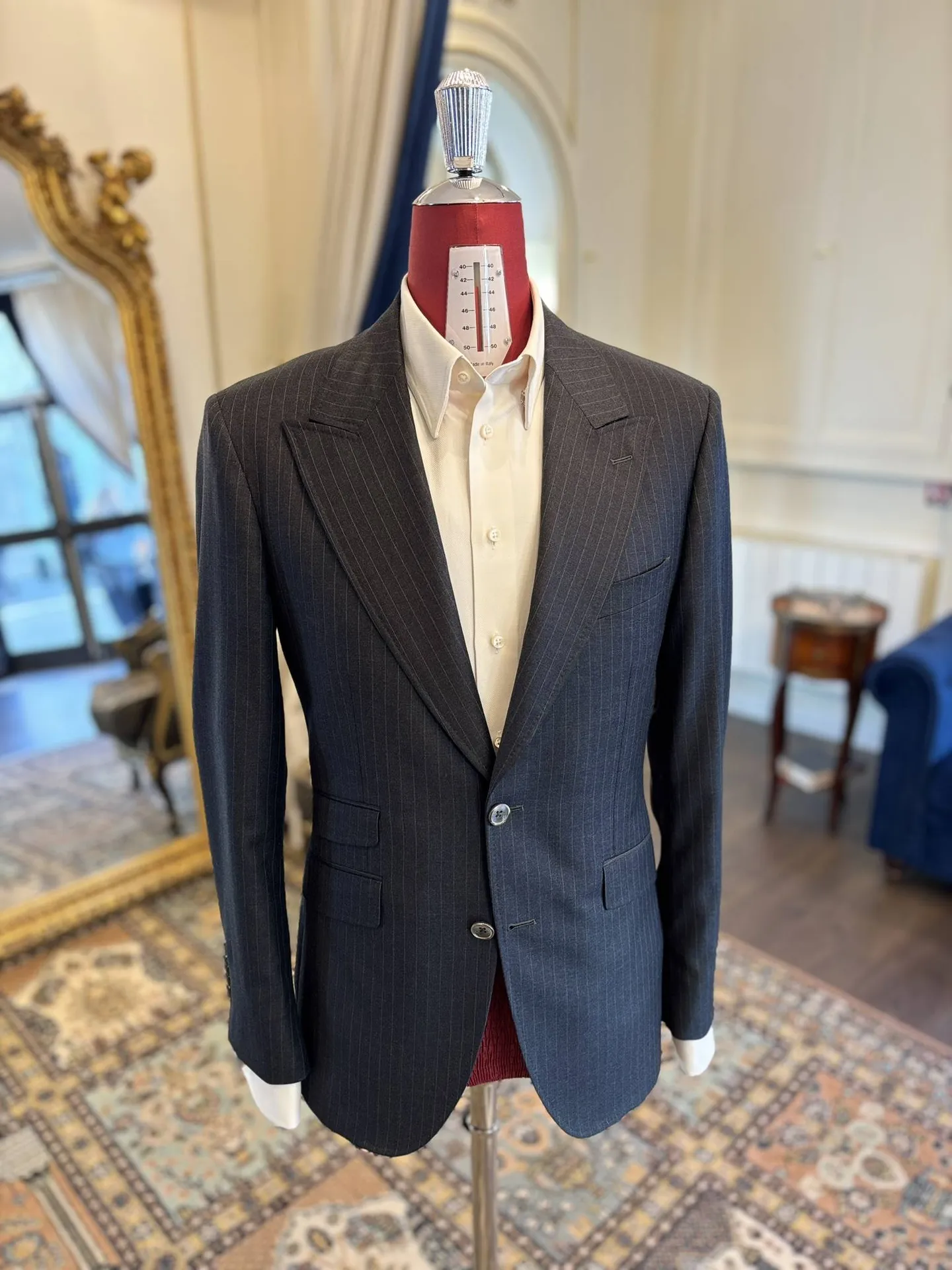 Costume business gris foncé à rayures sur mesure : élégance et prestance par CARAT