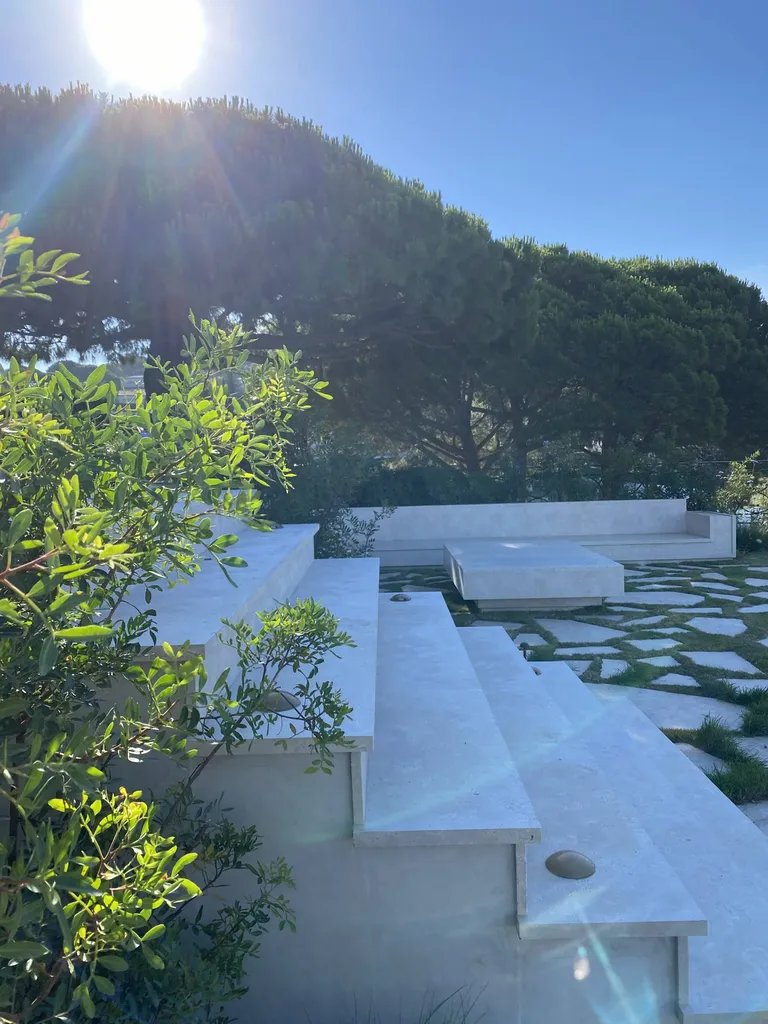 Braséro, banquettes et escalier en Botticcino au Cannet