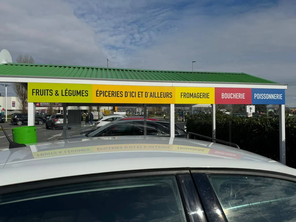 Vitrophanie publicitaire et signalétique extérieure pour l’entreprise Grand Frais près de Compiègne (60).