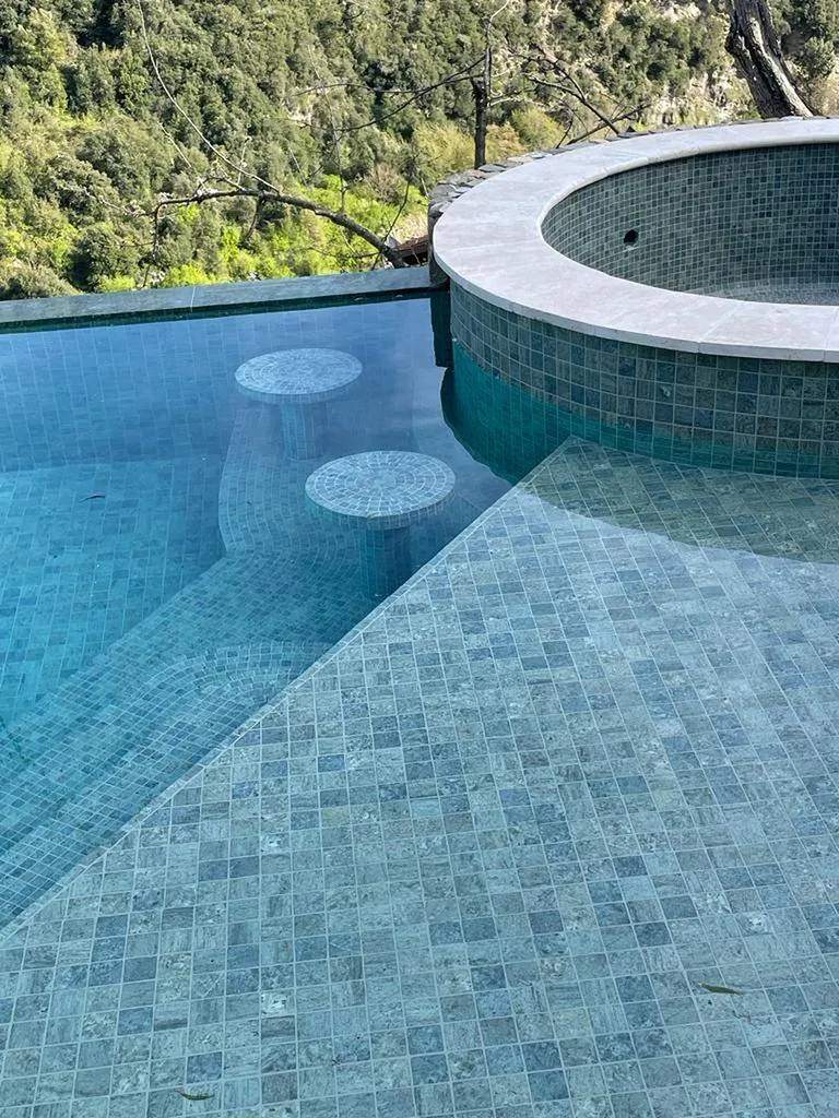 PISCINE EN PIERRE DE BALI - MOSAÏQUE BALI STONE