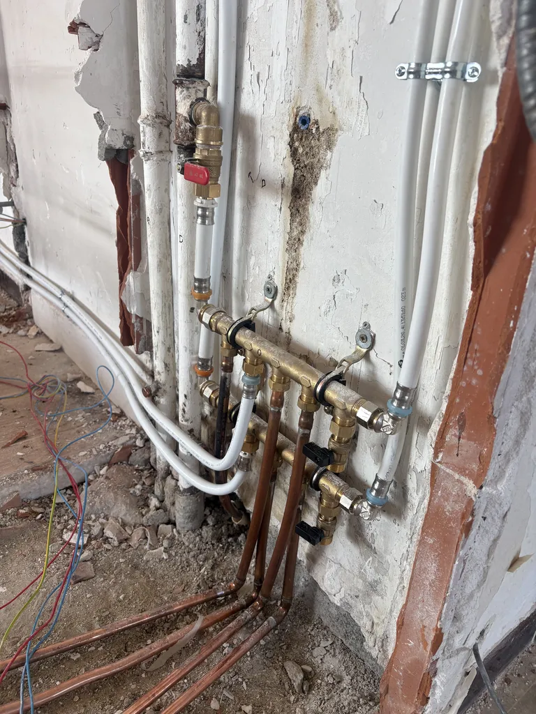 Modification d’un réseau de chauffage en cuivre pour gagner de l’espace lors d’une rénovation d’appartement à Montpellier