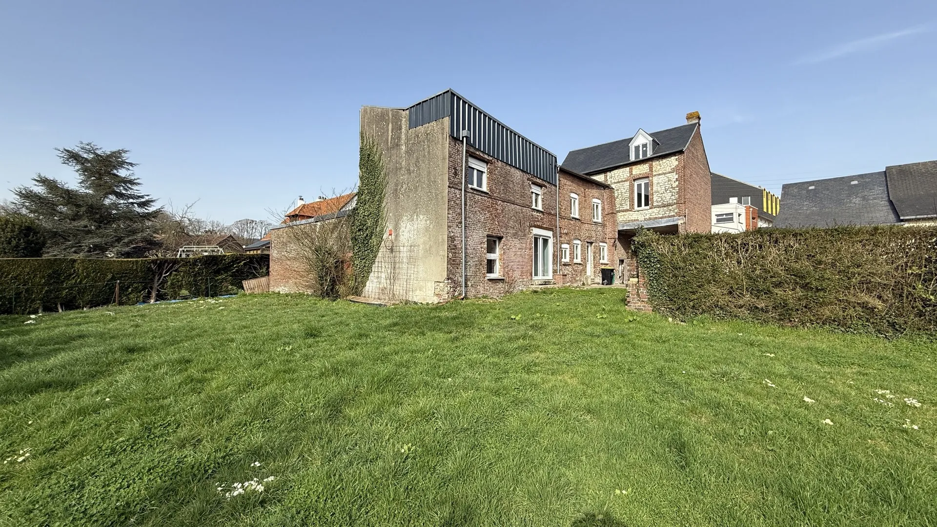 Une opportunité rare d’achat de maison à Neufchâtel-en-Bray, idéale pour une résidence principale confortable et bien située.