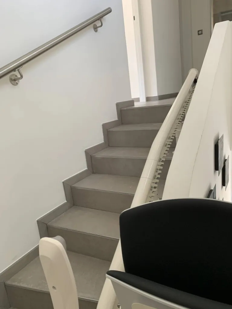 le fauteuil monte-escalier ainsi installé das cet escalier 2/4 tournant libère l'espace sur la partie supérieure de l'escalier à Marseille
