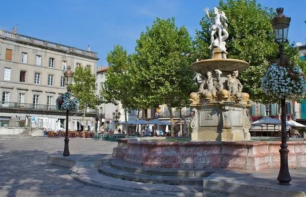 Installation de tente sur la Place Carnot à Lyon