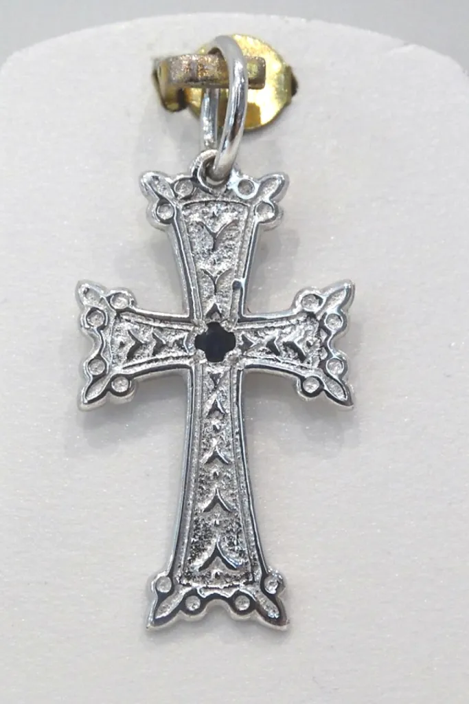 Croix arménienne or blanc 18 carats et saphir 
