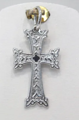 Croix arménienne or blanc 18 carats et saphir 