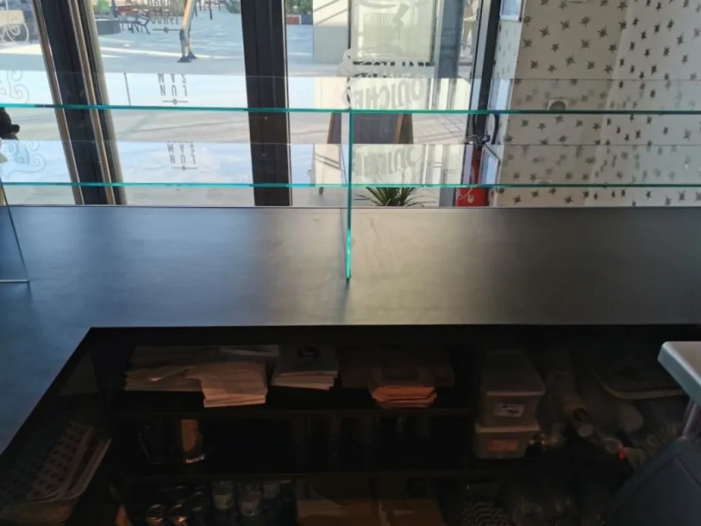 Vitrine en verre pour une boulangerie sur ARLES dans les bouches du Rhône