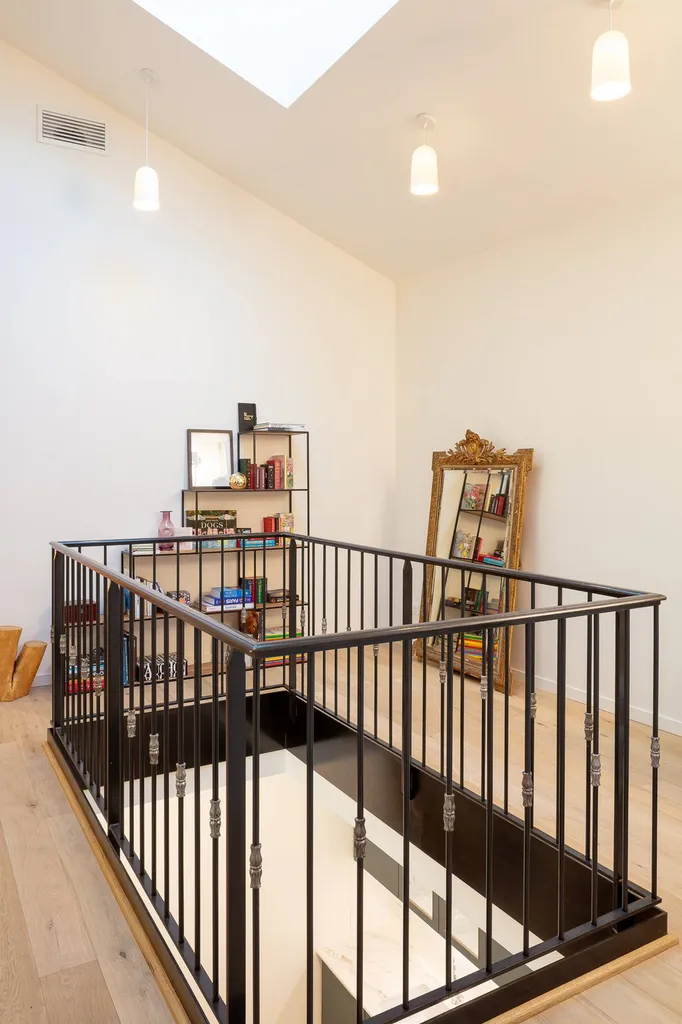 trémie premier étage et son garde corps en fer forgé 13300 Salon-de-Provence